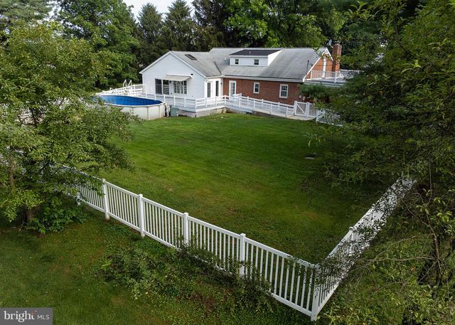1239 W TRINDLE RD, Mechanicsburg, PA 17055