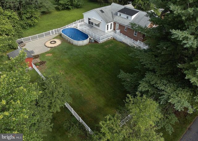 1239 W TRINDLE RD, Mechanicsburg, PA 17055