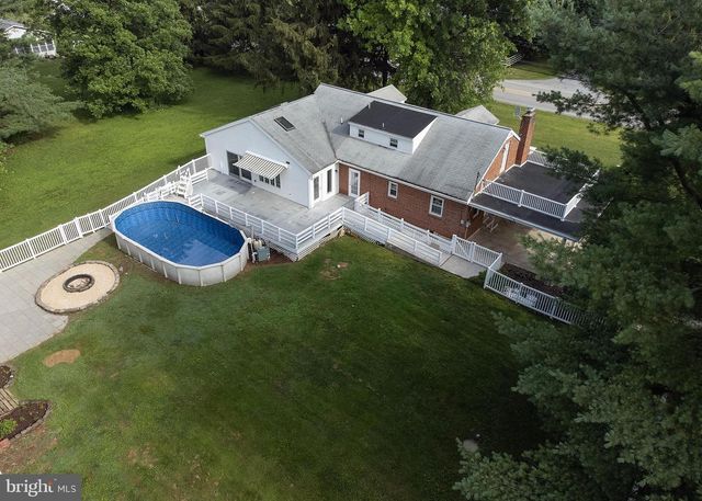 1239 W TRINDLE RD, Mechanicsburg, PA 17055