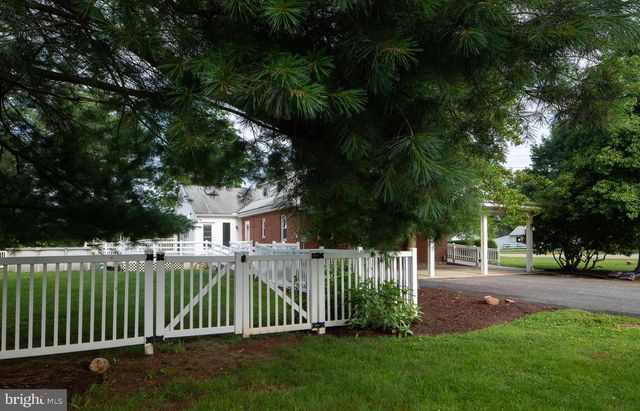 1239 W TRINDLE RD, Mechanicsburg, PA 17055