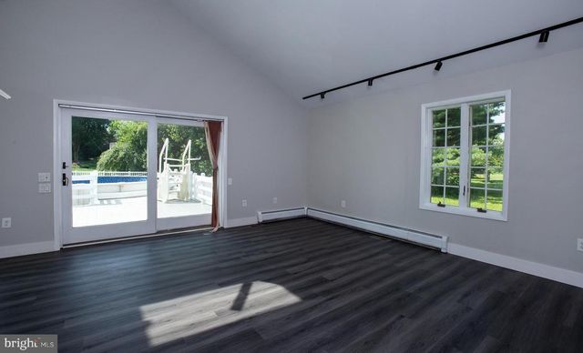 1239 W TRINDLE RD, Mechanicsburg, PA 17055