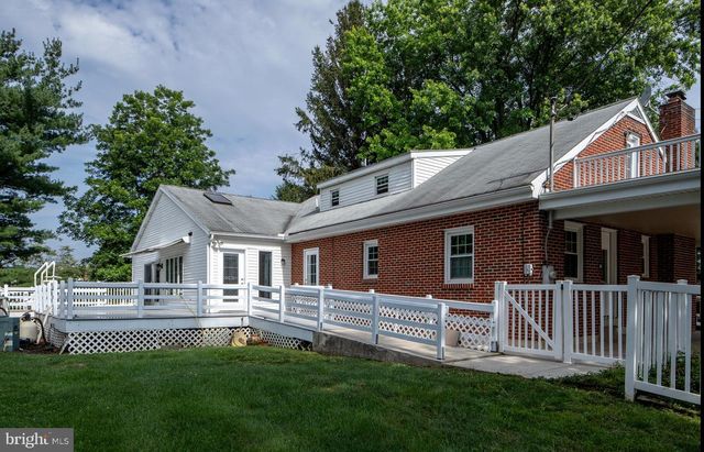 1239 W TRINDLE RD, Mechanicsburg, PA 17055