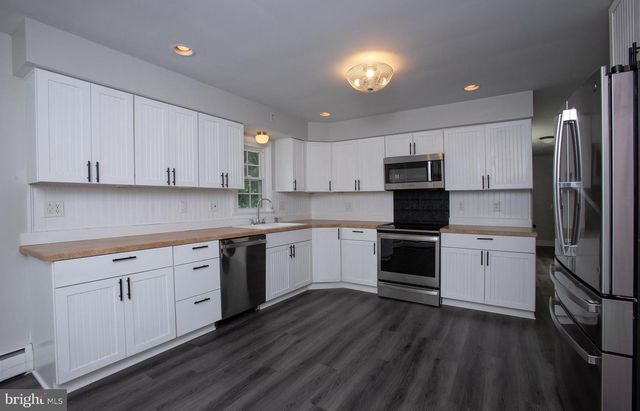 1239 W TRINDLE RD, Mechanicsburg, PA 17055