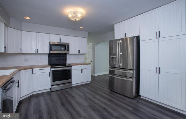 1239 W TRINDLE RD, Mechanicsburg, PA 17055