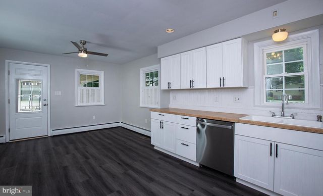 1239 W TRINDLE RD, Mechanicsburg, PA 17055