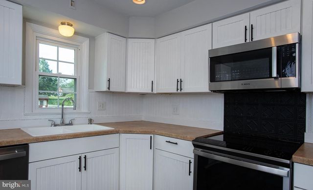 1239 W TRINDLE RD, Mechanicsburg, PA 17055