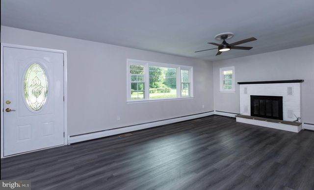 1239 W TRINDLE RD, Mechanicsburg, PA 17055