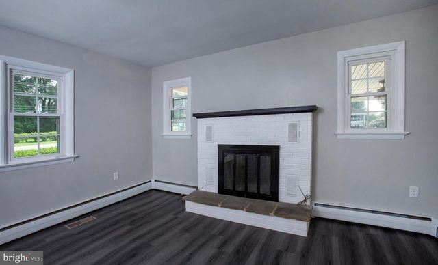 1239 W TRINDLE RD, Mechanicsburg, PA 17055