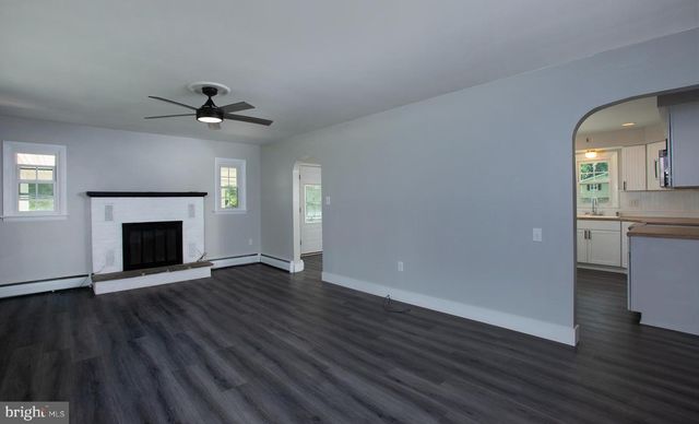 1239 W TRINDLE RD, Mechanicsburg, PA 17055