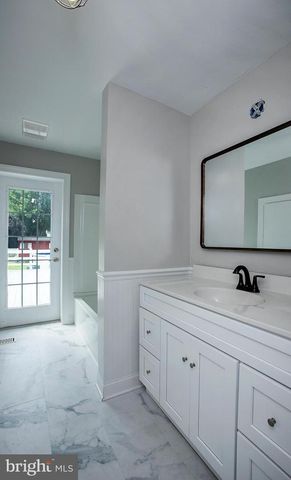1239 W TRINDLE RD, Mechanicsburg, PA 17055