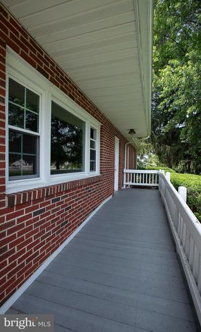 1239 W TRINDLE RD, Mechanicsburg, PA 17055
