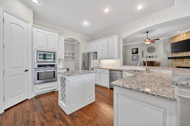 4500 Knoll Ridge Drive, Fort Worth, TX 76008