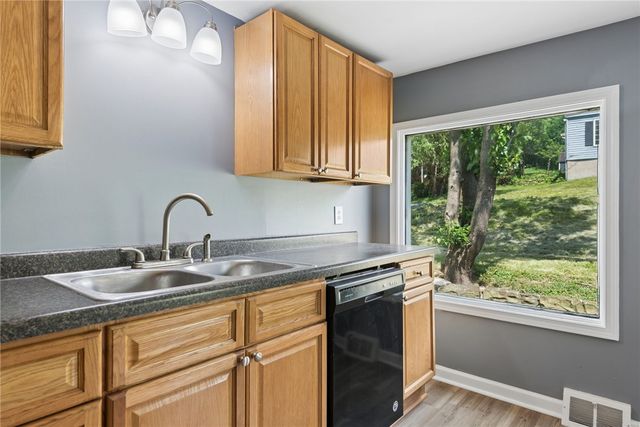 690 Brownstown Rd, North Huntingdon, PA 15647