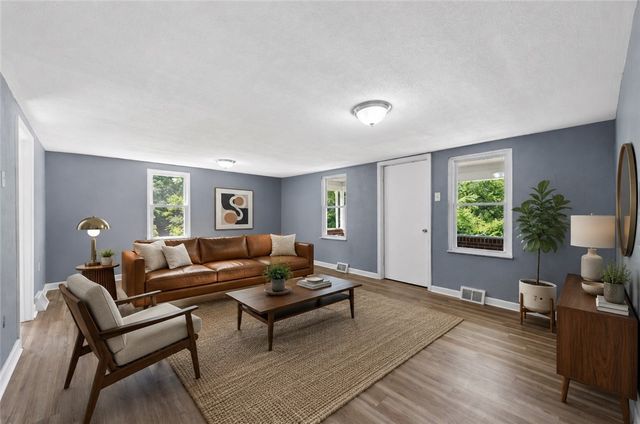 690 Brownstown Rd, North Huntingdon, PA 15647