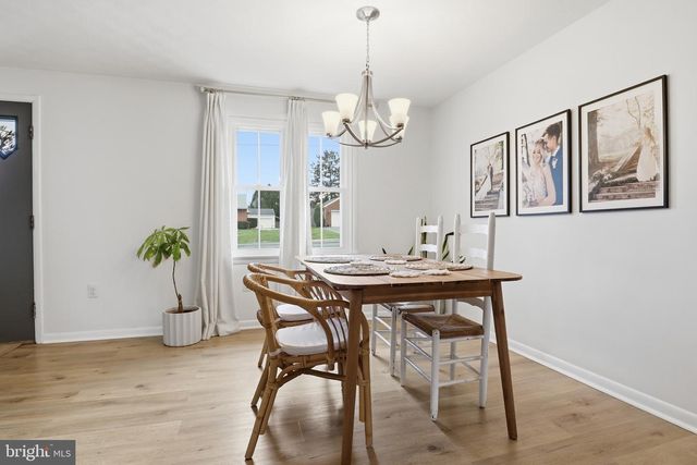 2733 SUNSET LN, York, PA 17408