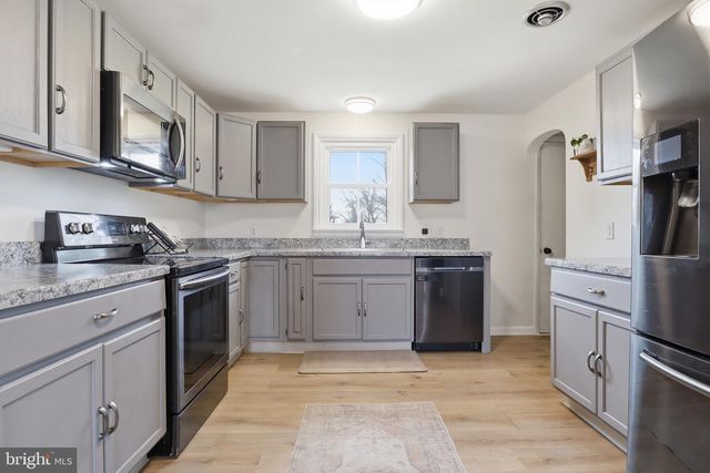 2733 SUNSET LN, York, PA 17408