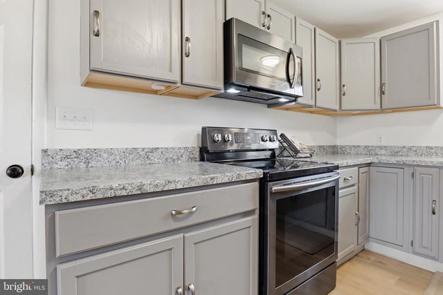 2733 SUNSET LN, York, PA 17408