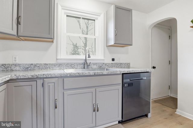 2733 SUNSET LN, York, PA 17408