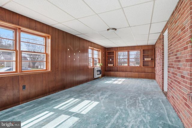 2733 SUNSET LN, York, PA 17408