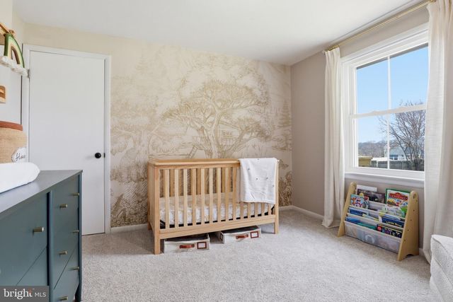 2733 SUNSET LN, York, PA 17408