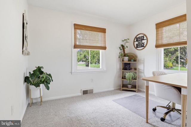 2733 SUNSET LN, York, PA 17408