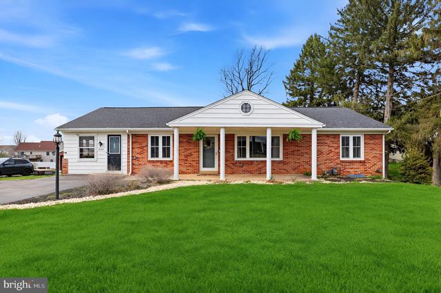 2733 SUNSET LN, York, PA 17408