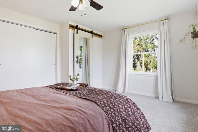 2733 SUNSET LN, York, PA 17408