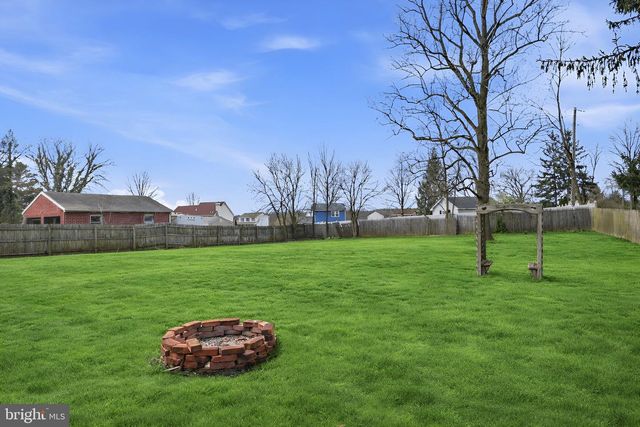 2733 SUNSET LN, York, PA 17408