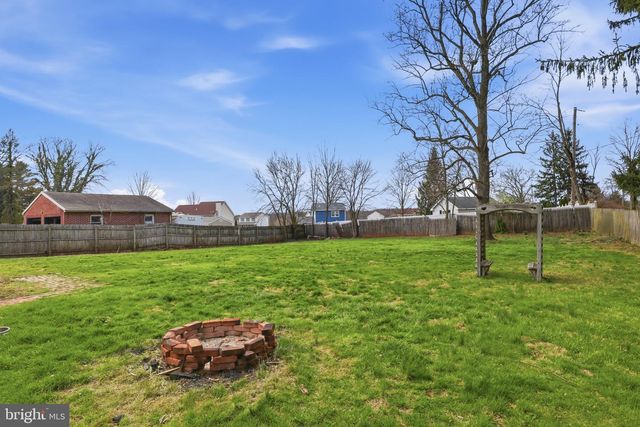 2733 SUNSET LN, York, PA 17408