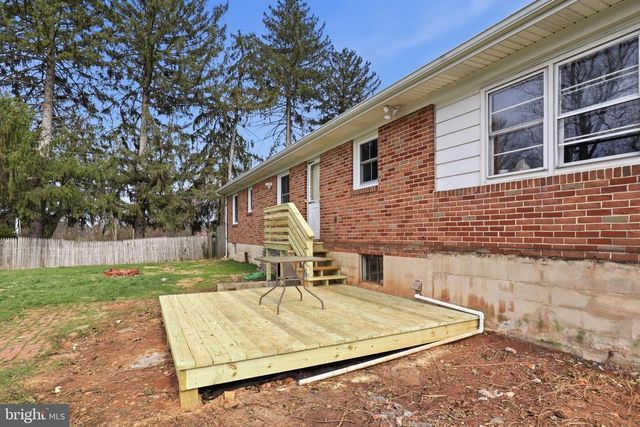 2733 SUNSET LN, York, PA 17408