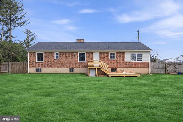 2733 SUNSET LN, York, PA 17408