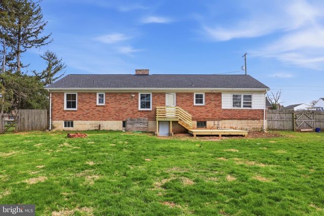 2733 SUNSET LN, York, PA 17408