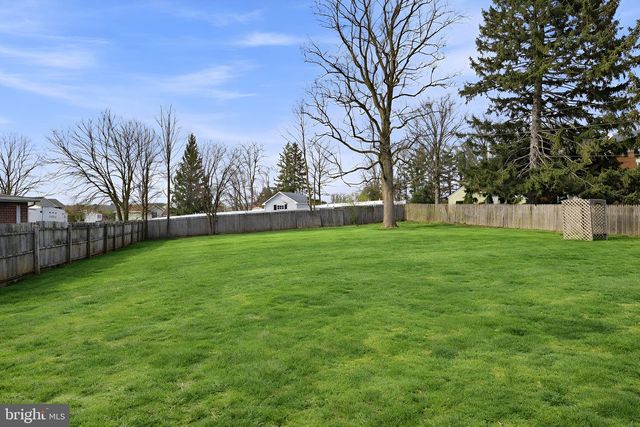 2733 SUNSET LN, York, PA 17408