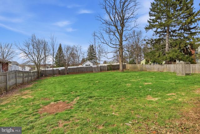 2733 SUNSET LN, York, PA 17408