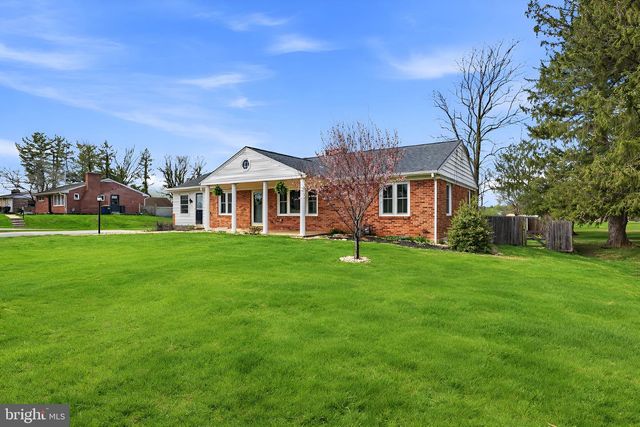 2733 SUNSET LN, York, PA 17408