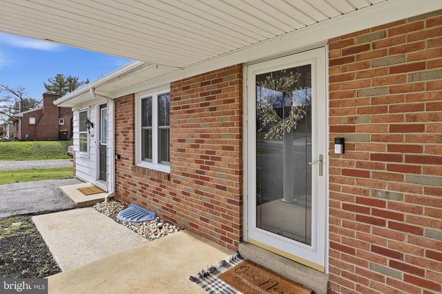 2733 SUNSET LN, York, PA 17408