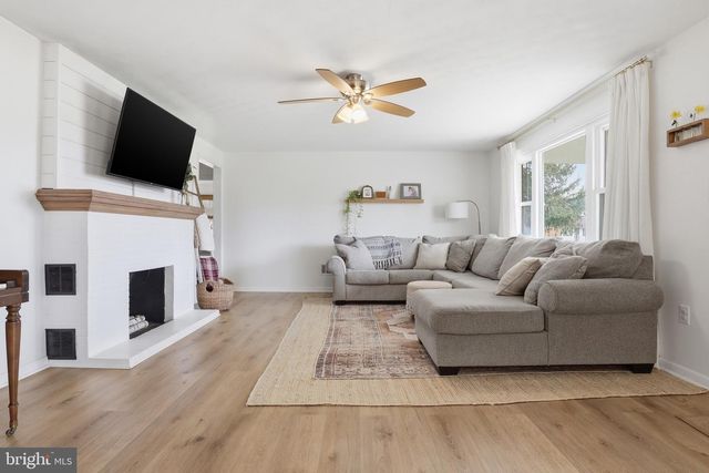 2733 SUNSET LN, York, PA 17408