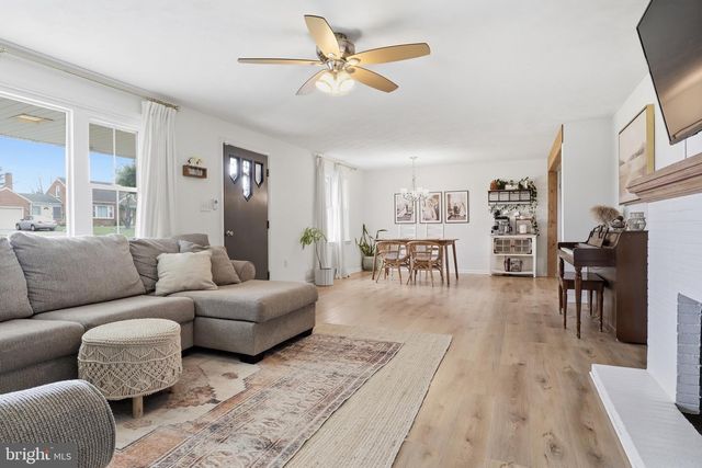 2733 SUNSET LN, York, PA 17408