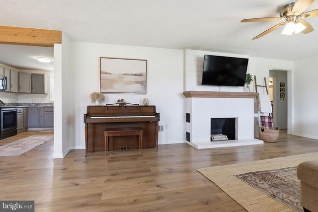 2733 SUNSET LN, York, PA 17408