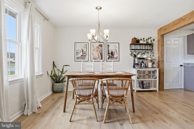 2733 SUNSET LN, York, PA 17408