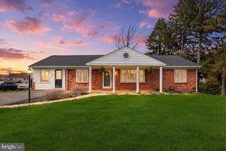 2733 SUNSET LN, York, PA 17408