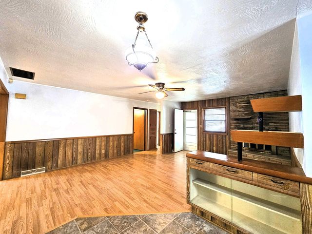 2229 N Kellett Avenue, Springfield, MO 65803