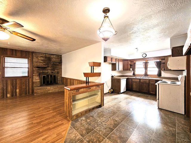 2229 N Kellett Avenue, Springfield, MO 65803