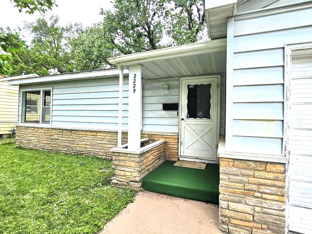 2229 N Kellett Avenue, Springfield, MO 65803