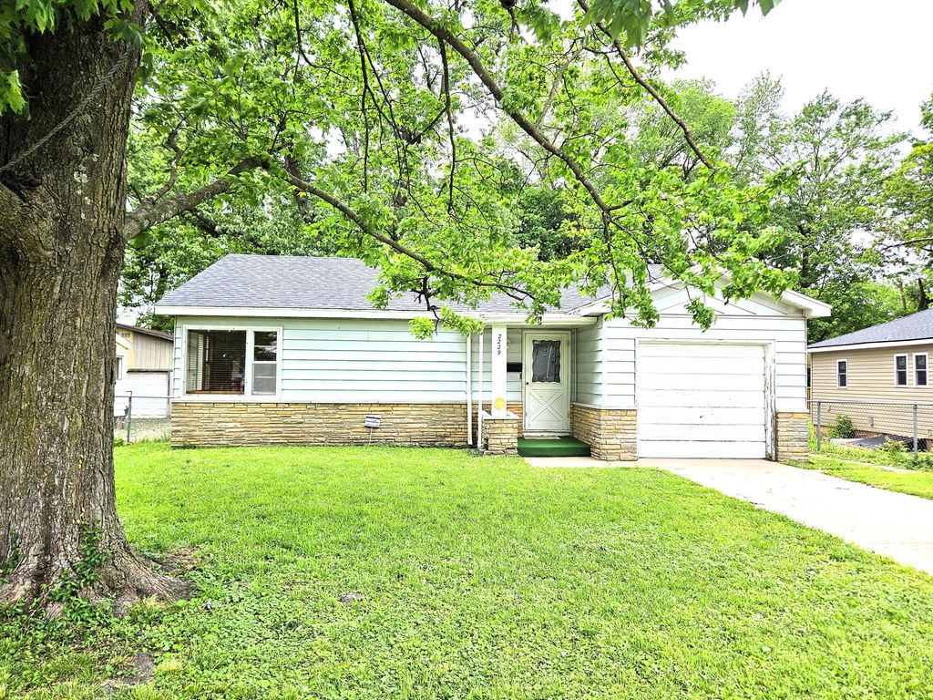 2229 N Kellett Avenue, Springfield, MO 65803