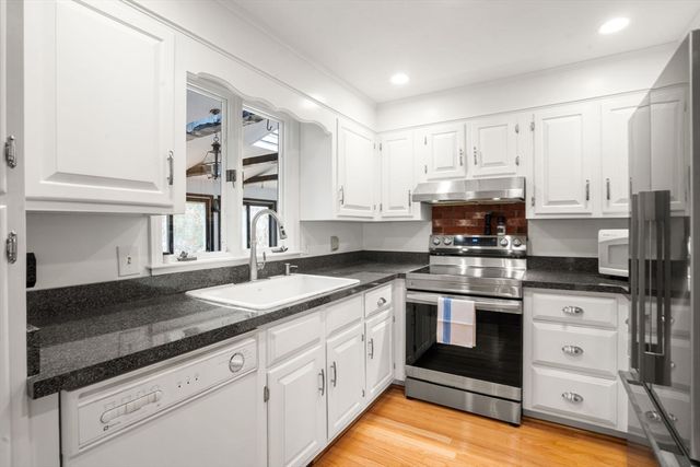 26 Bowsprit Ln, Duxbury, MA 02332