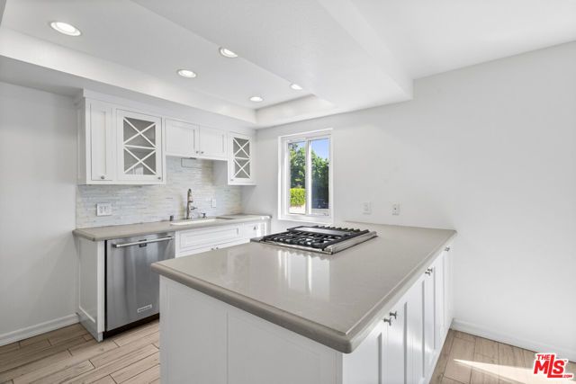 18333 Hatteras Street 77, Tarzana (los Angeles), CA 91356