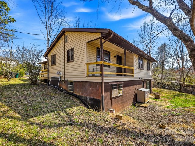 7 Nelson Road, Hendersonville, NC 28791