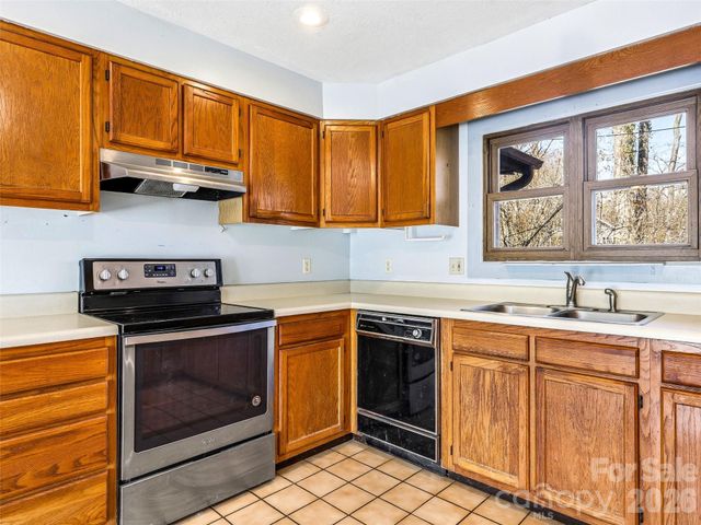 7 Nelson Road, Hendersonville, NC 28791