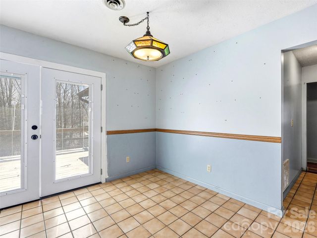 7 Nelson Road, Hendersonville, NC 28791